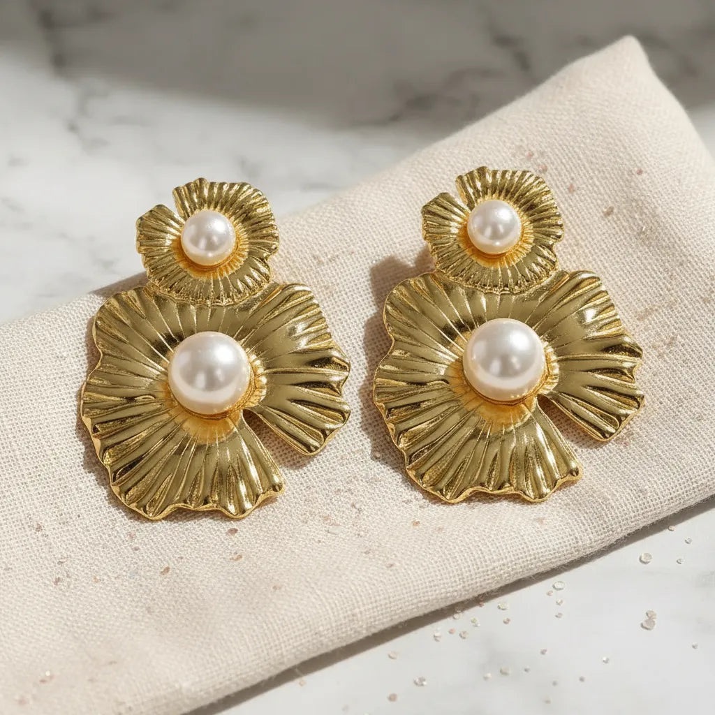 Aretes dorados flor doble con perlas A-0023