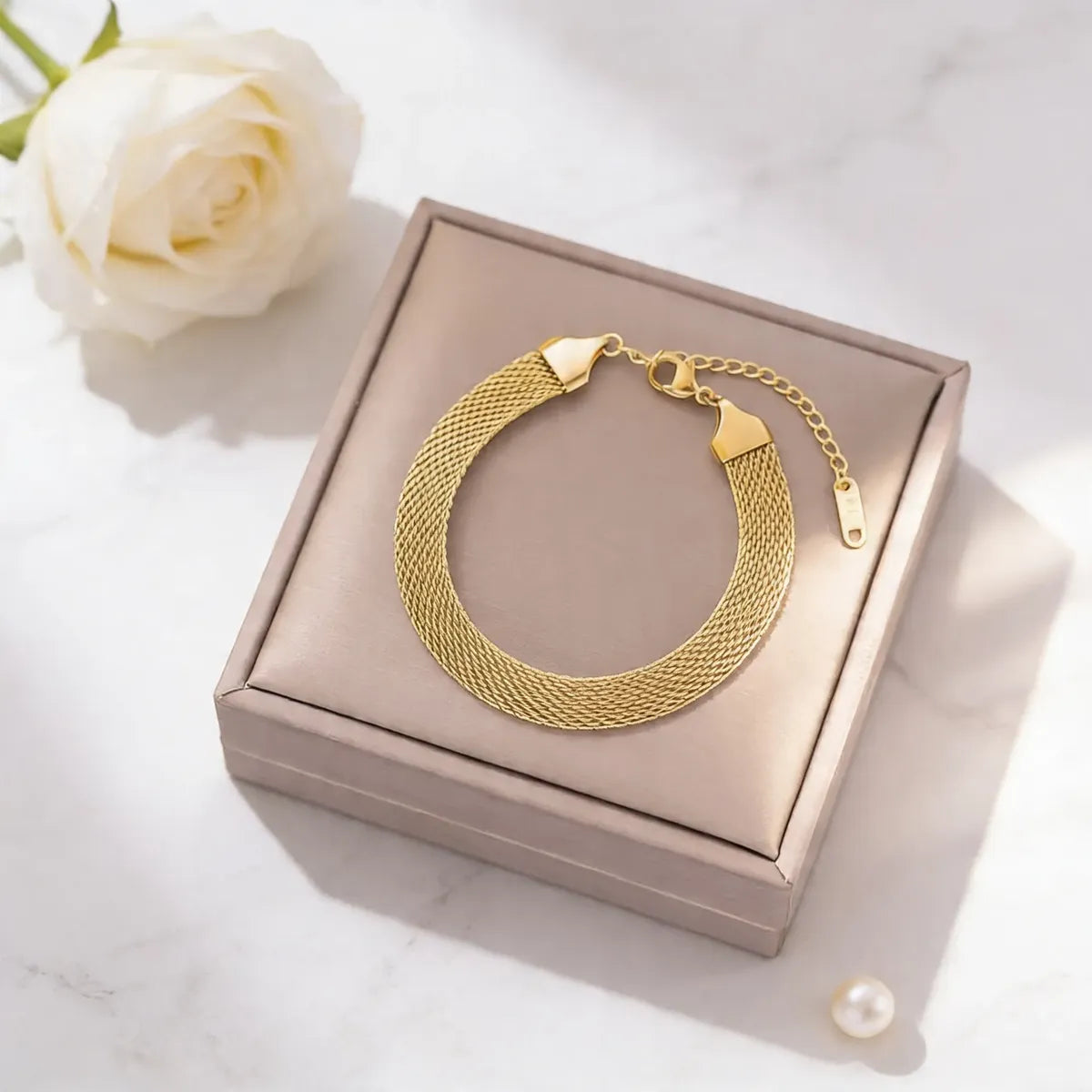 Pulsera dorada tipo malla trenzada P-0006
