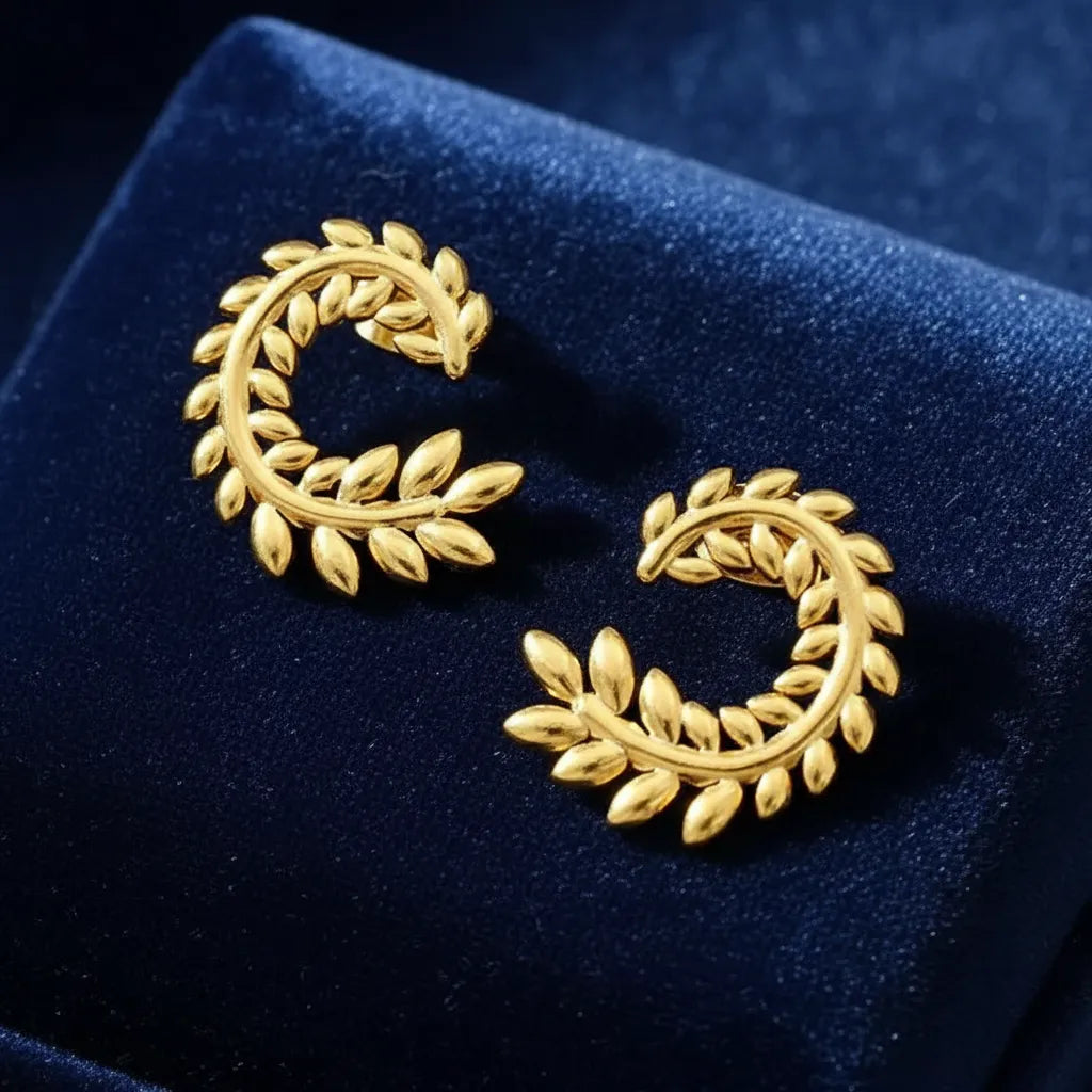 Aretes dorados tipo huggie hojas entrelazadas A-0039
