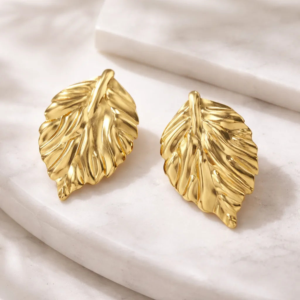 Aretes dorados hoja texturizada elegante A-0034