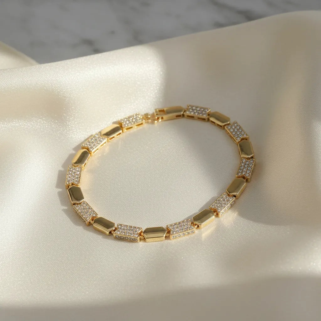 Pulsera dorada de eslabones geométricos con zirconias P-0021