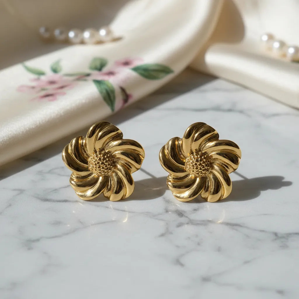 Aretes dorados flor espiral con centro texturizado A-0016