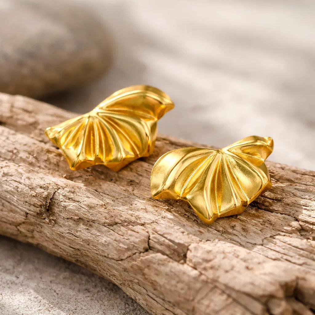 Aretes dorados hoja abanico texturizada A-0035