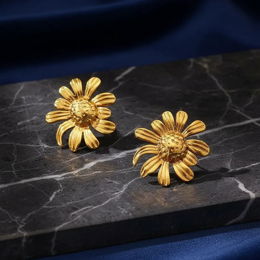 Aretes dorados flor tipo margarita con relieve A-0020