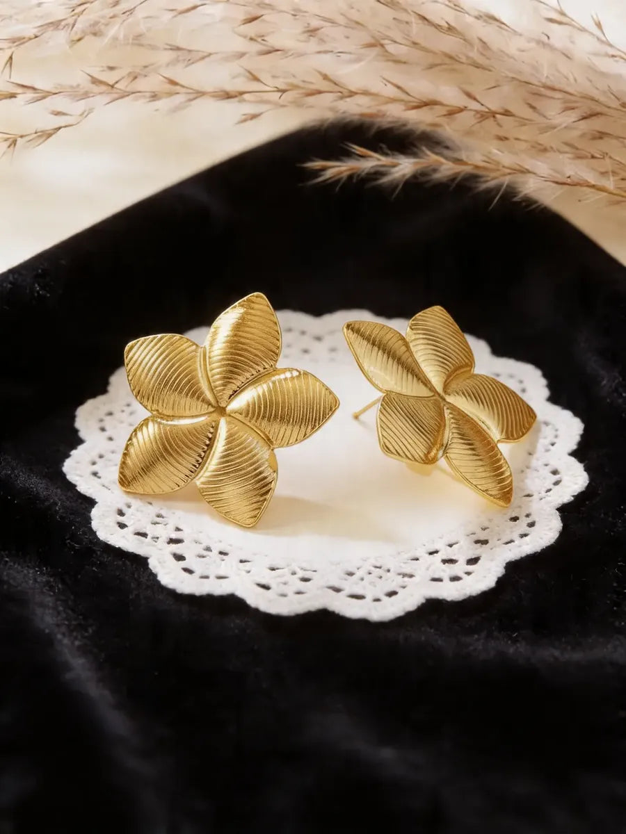 Aretes dorados flor hojas texturizadas A-0014