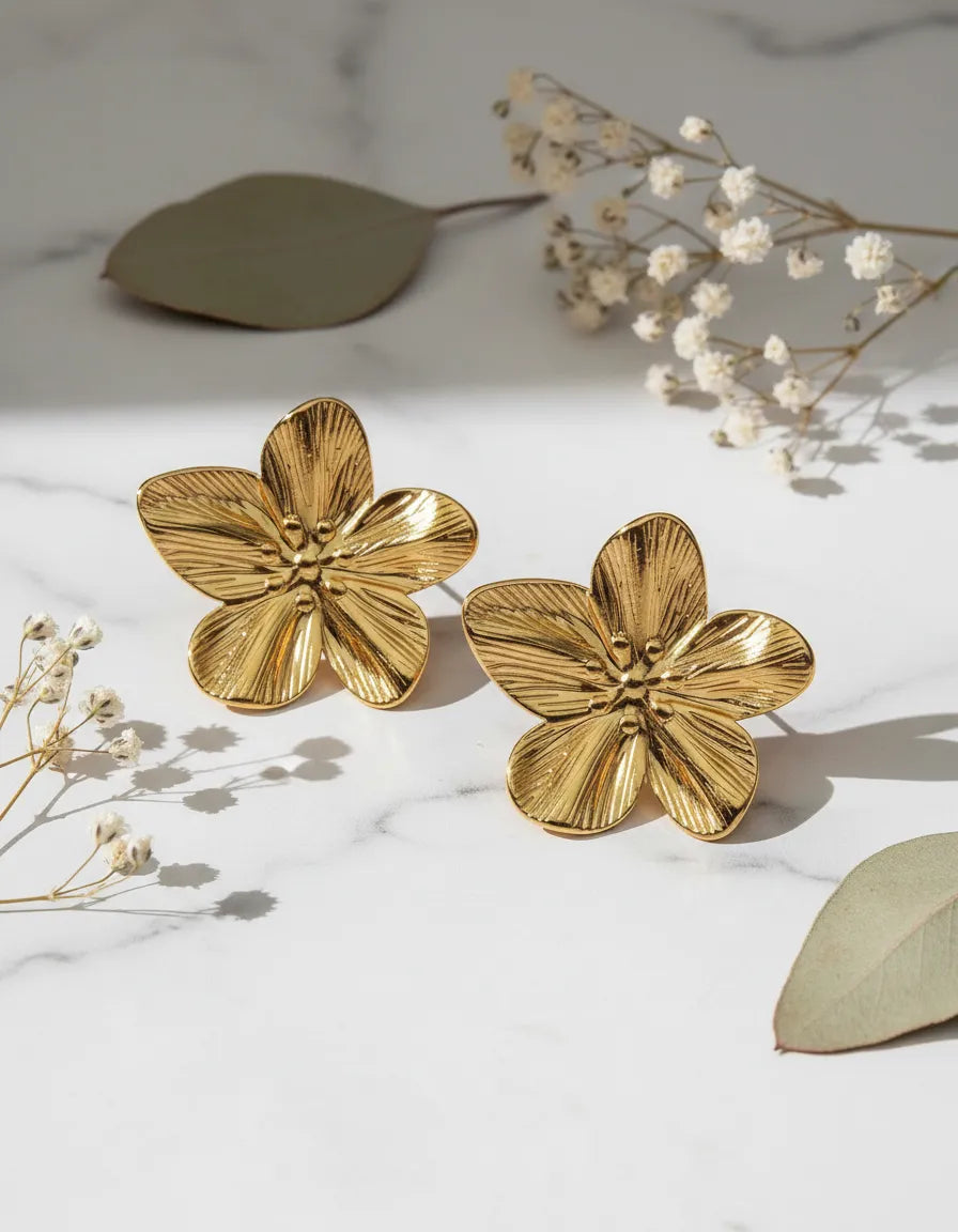 Aretes dorados flor grabada estilo elegante A-0008