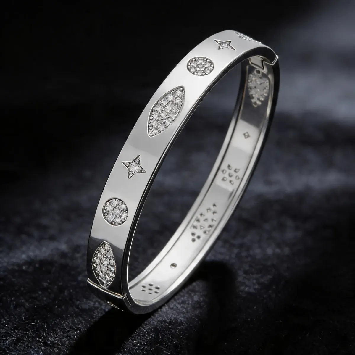 Pulsera brazalete plateado con zirconias P-0041
