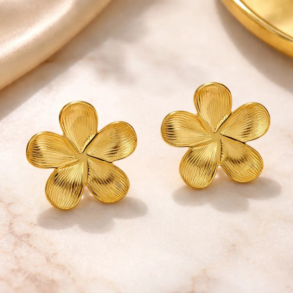 Aretes dorados flor texturizada clásica A-0018