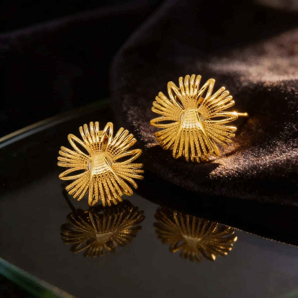 Aretes dorados flor radial texturizada A-0046