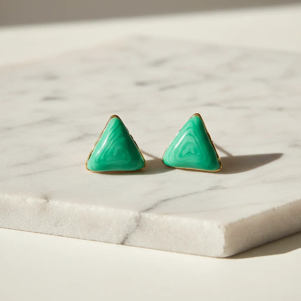 Aretes triangulares verdes con borde dorado A-0041