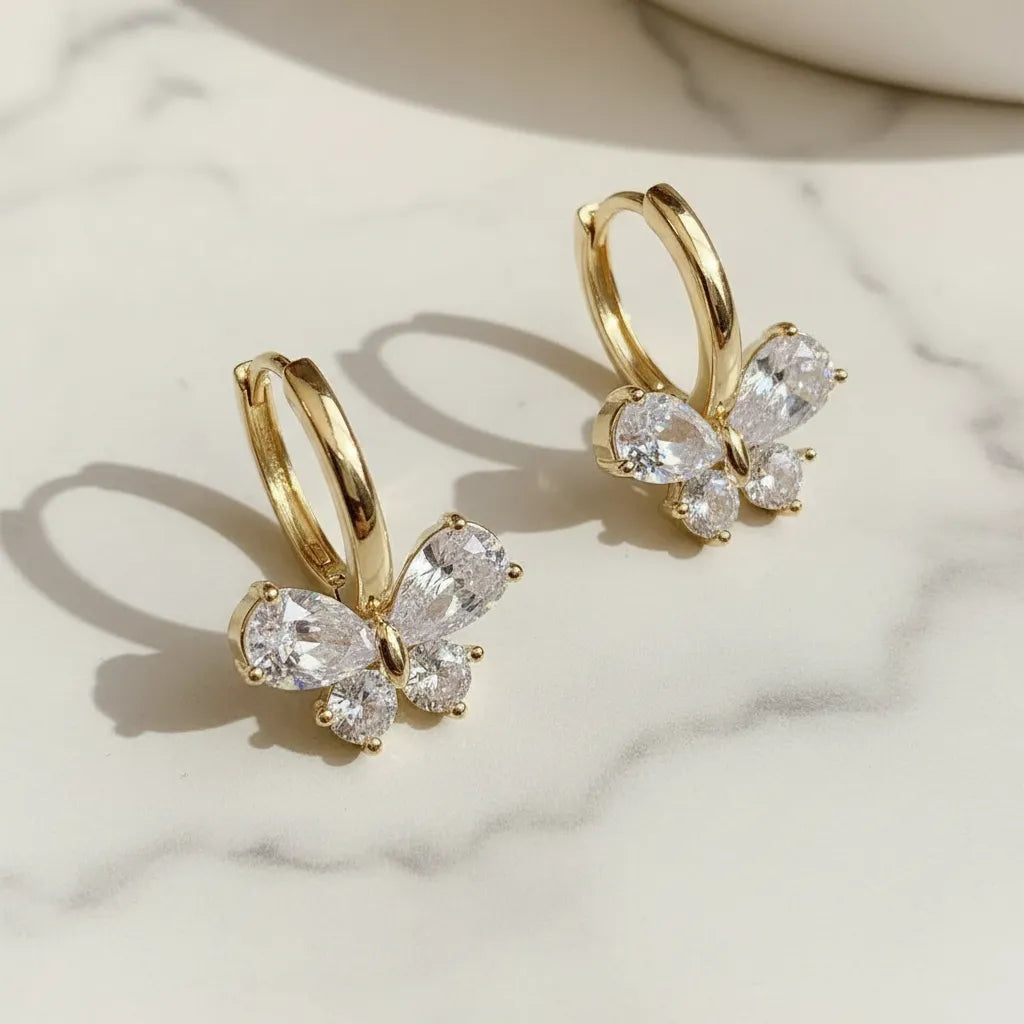 Aretes tipo huggie con mariposa de zirconia A-0004