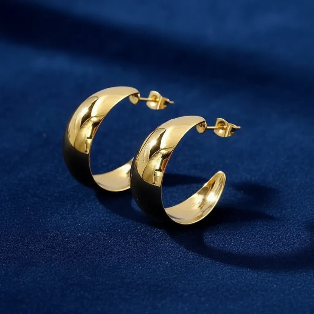Aretes tipo huggie dorados de diseño curvo brillante A-0002