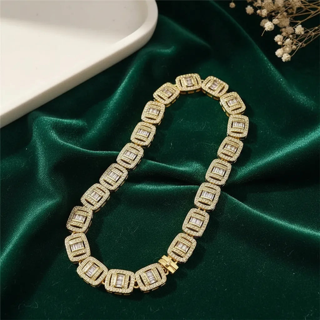 Pulsera dorada tipo tennis con eslabones rectangulares y zirconias baguette P-0017