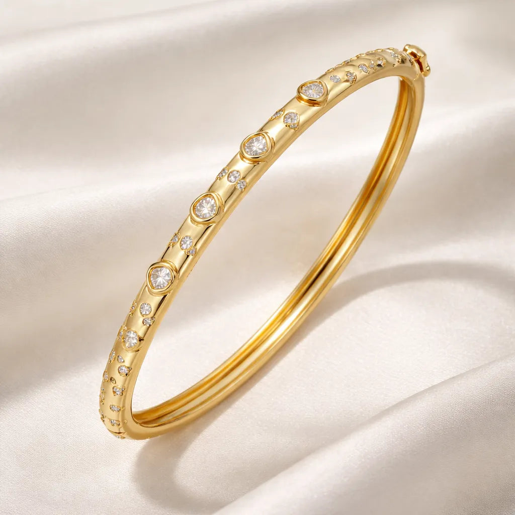 Pulsera tipo brazalete dorado con zirconias P-0038