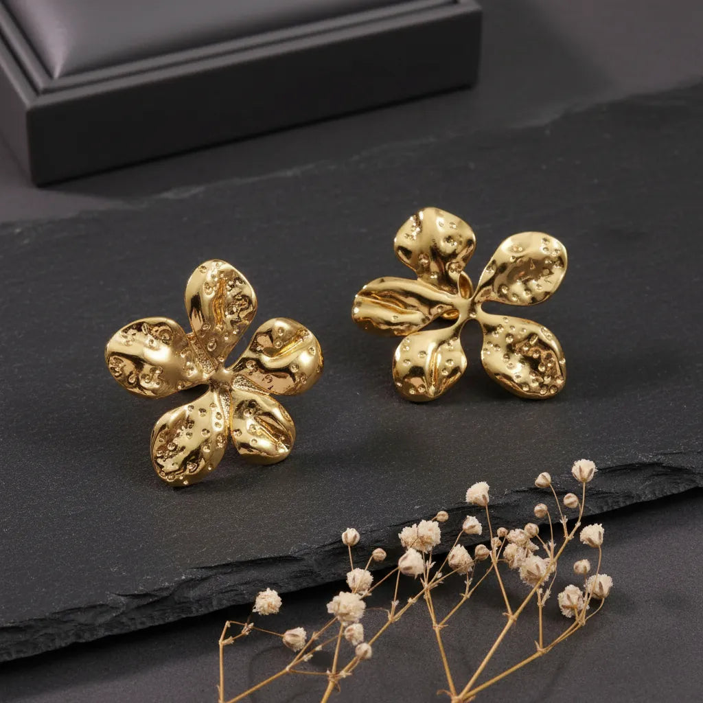 Aretes dorados flor texturizada estilo orgánico A-0011