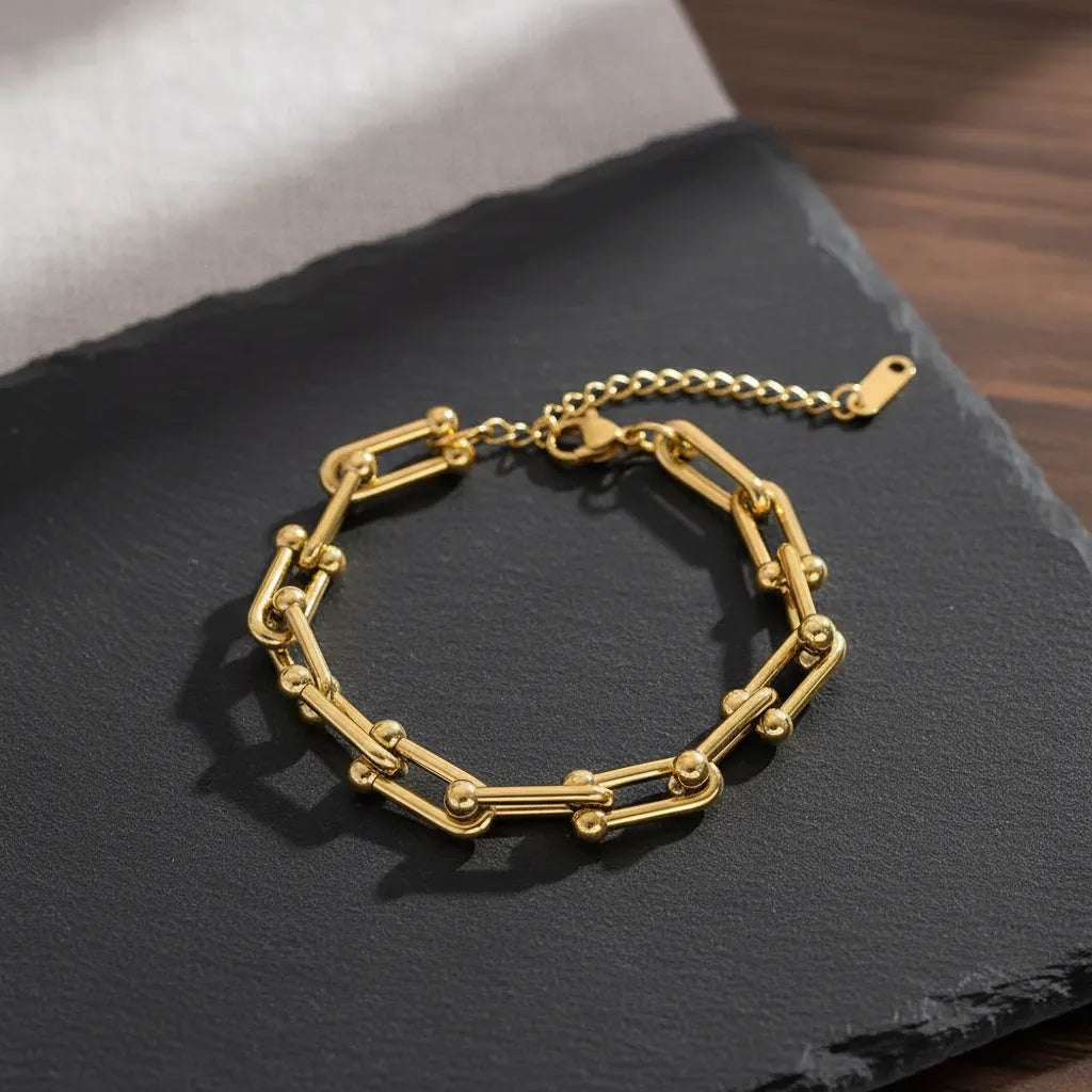 Pulsera dorada de eslabones geométricos con detalles esféricos P-0004