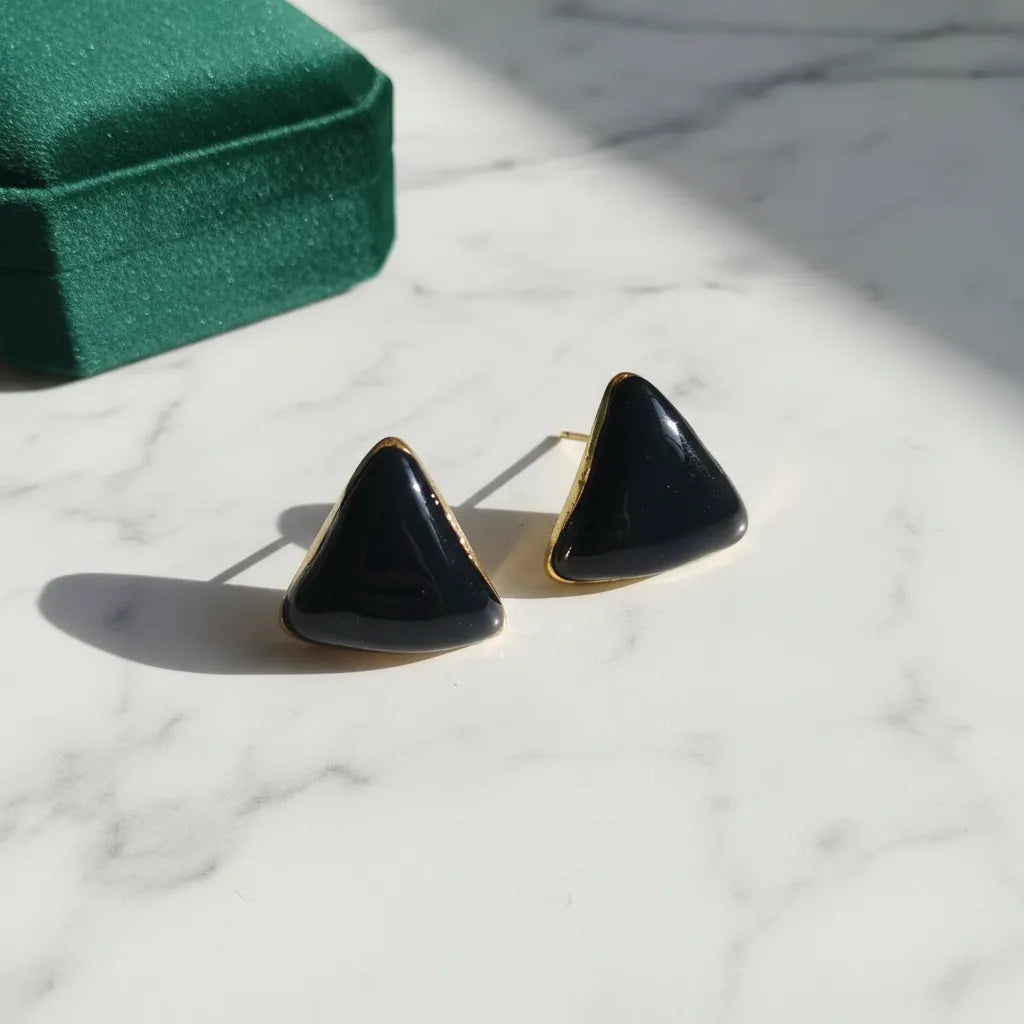 Aretes triangulares negros con borde dorado A-0042