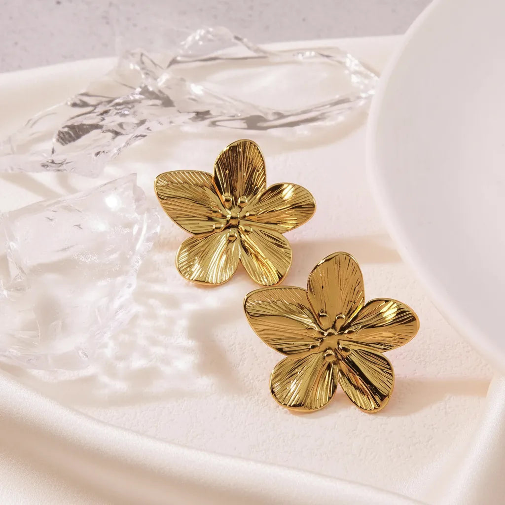 Aretes dorados flor grabada estilo elegante A-0008