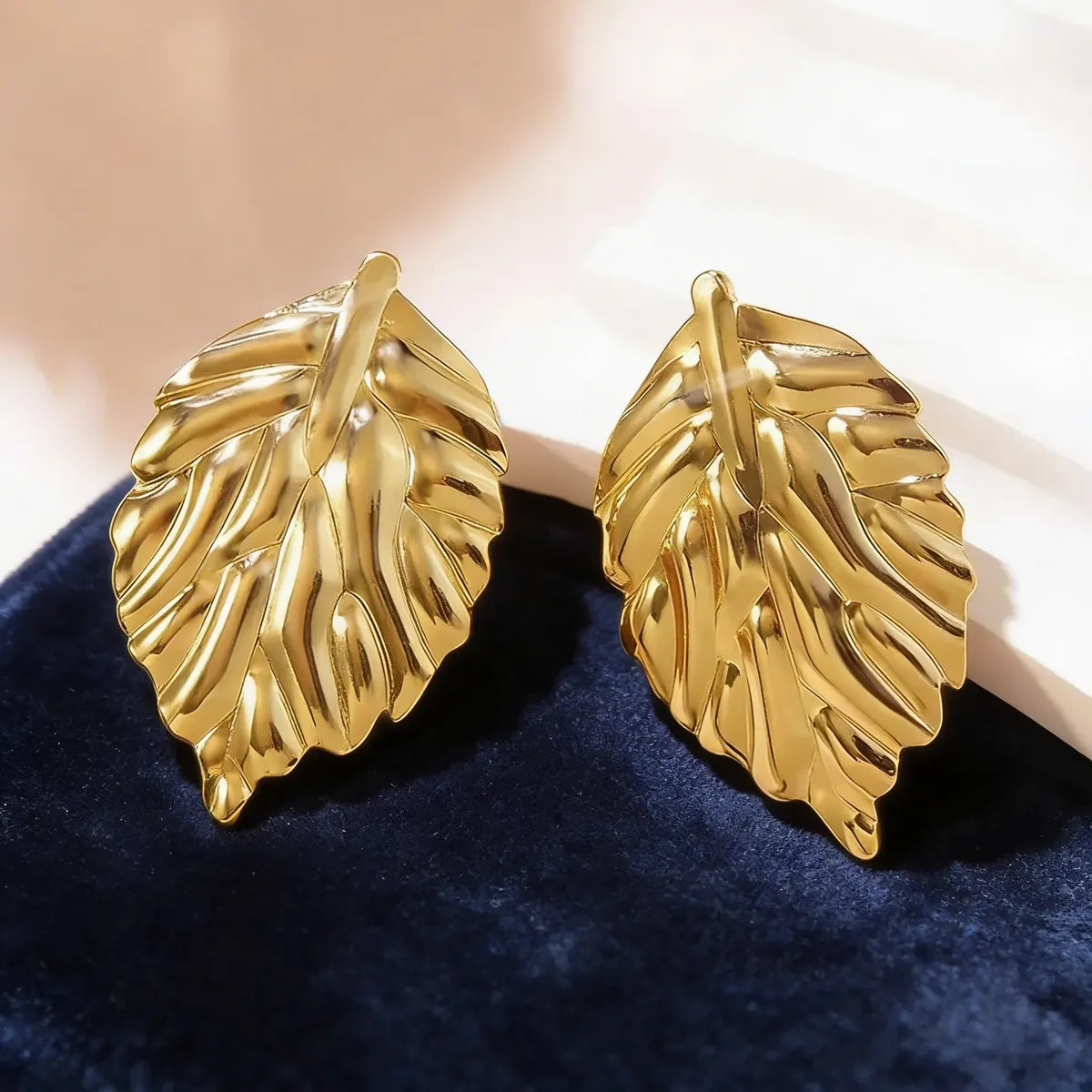 Aretes dorados hoja texturizada elegante A-0034