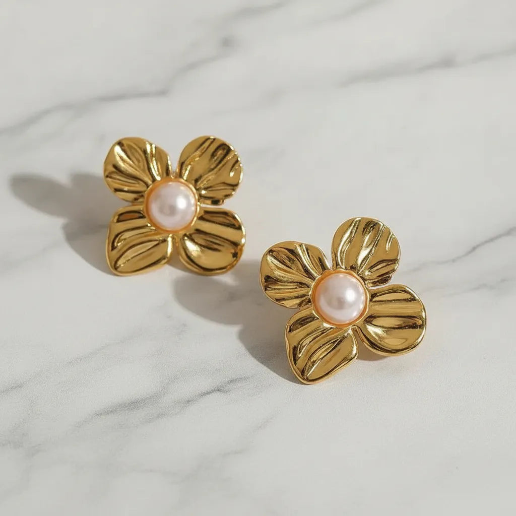Aretes dorados flor texturizada con perla A-0022