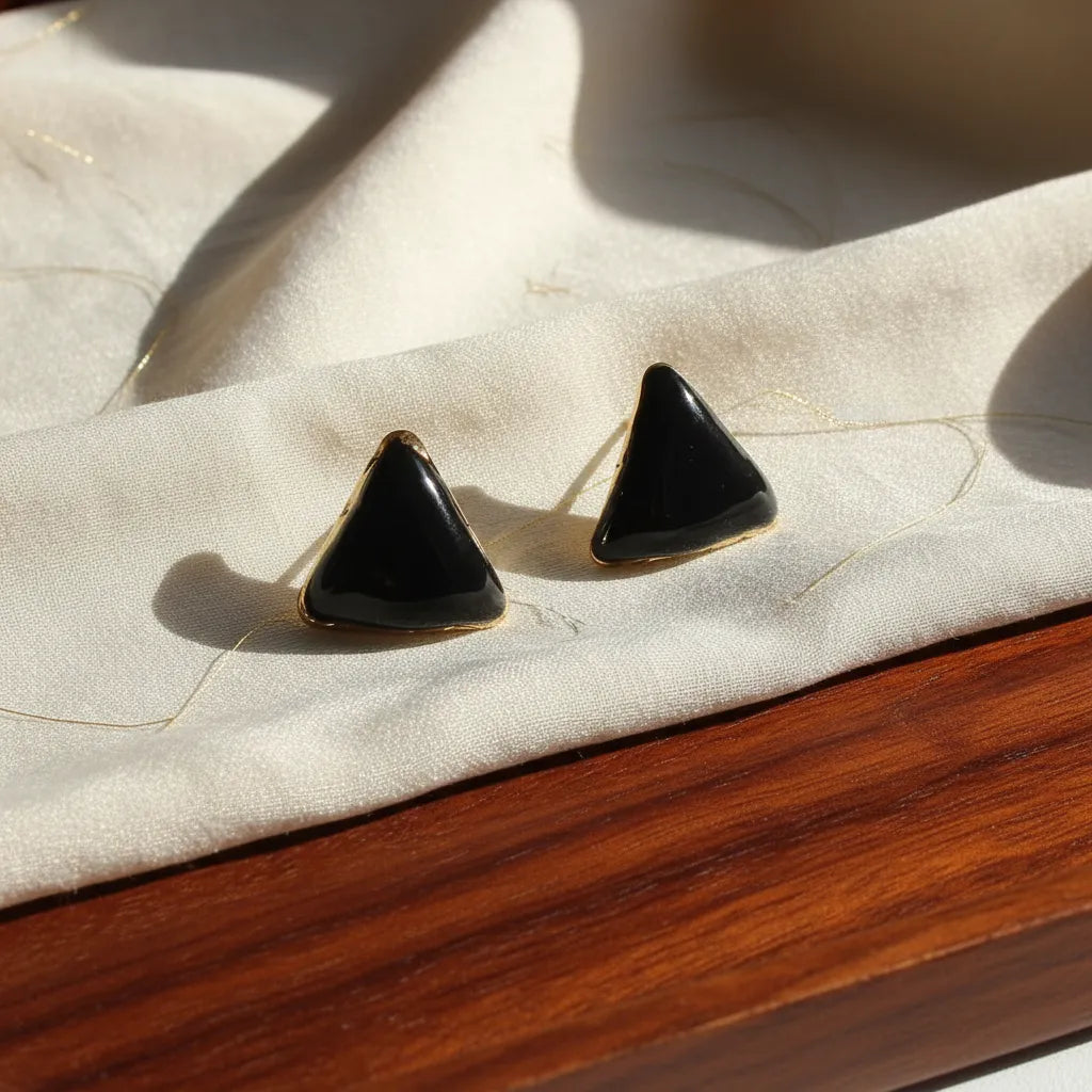 Aretes triangulares negros con borde dorado A-0042