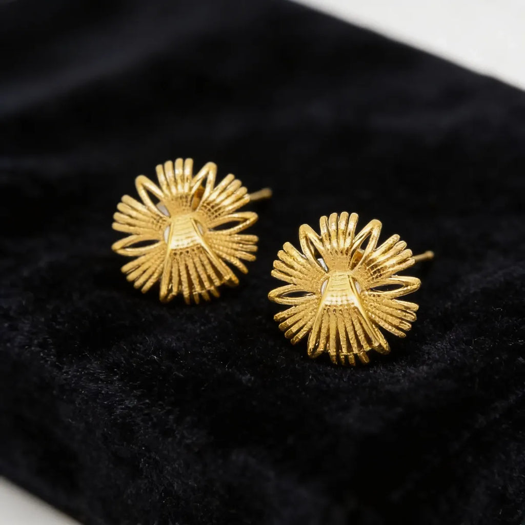 Aretes dorados flor radial texturizada A-0046