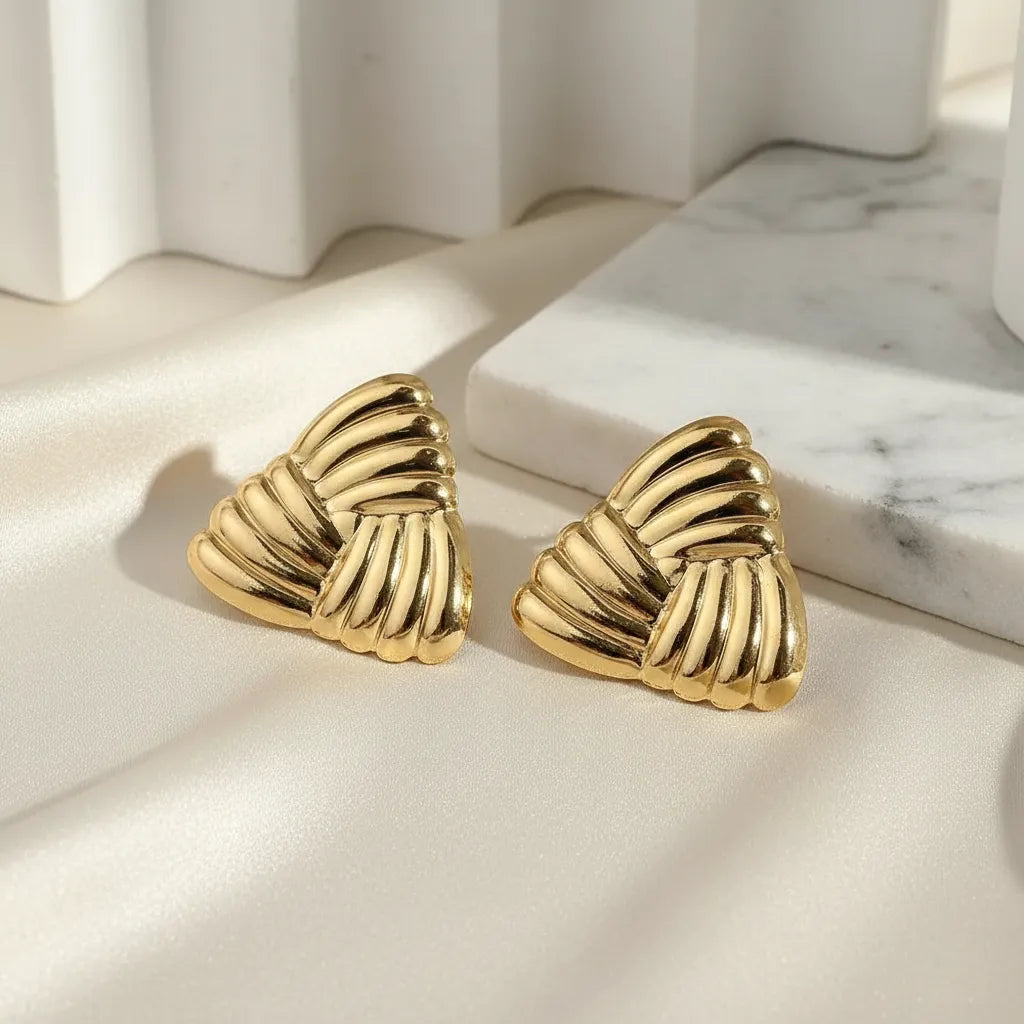 Aretes dorados triángulo texturizado tipo concha A-0028