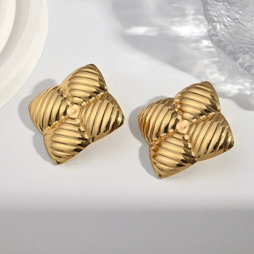 Aretes dorados geométricos acolchados A-0027