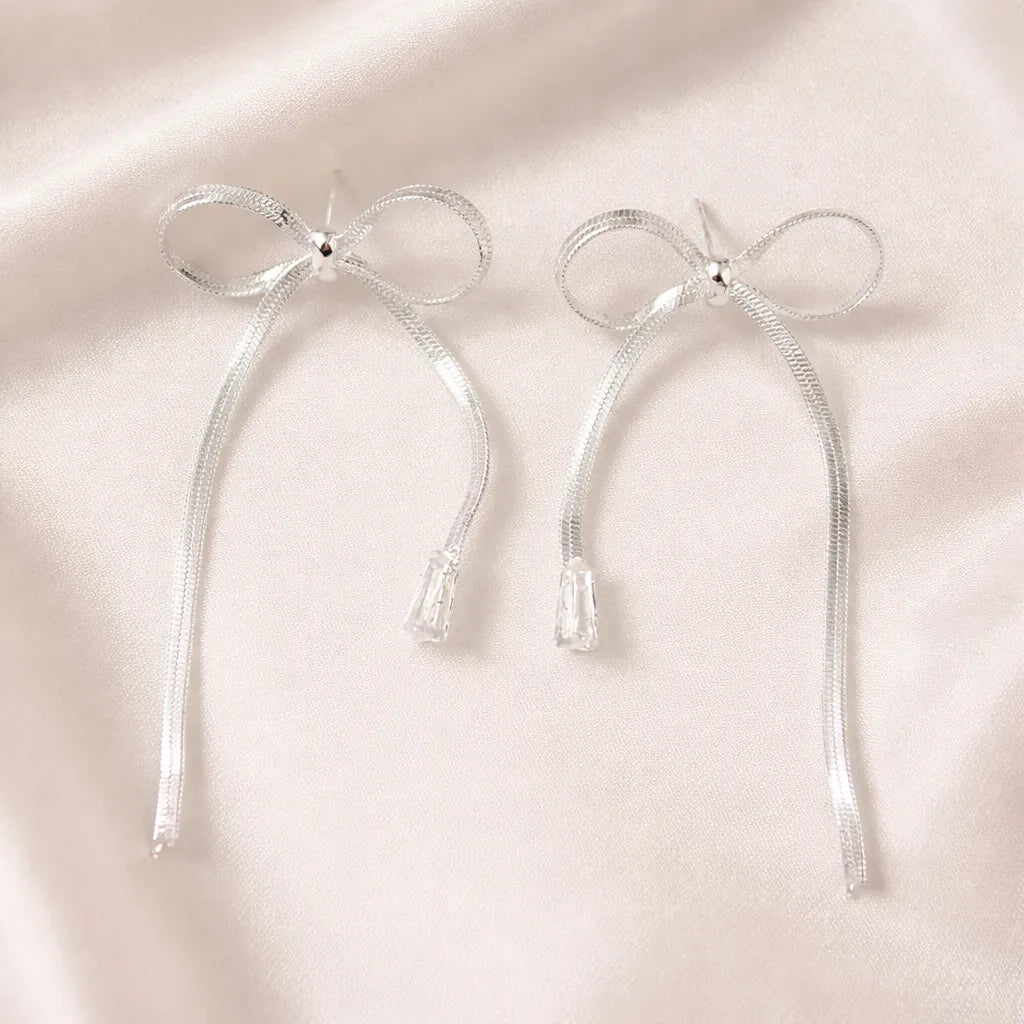Aretes largos lazo plateado con cadena y caída A-0037