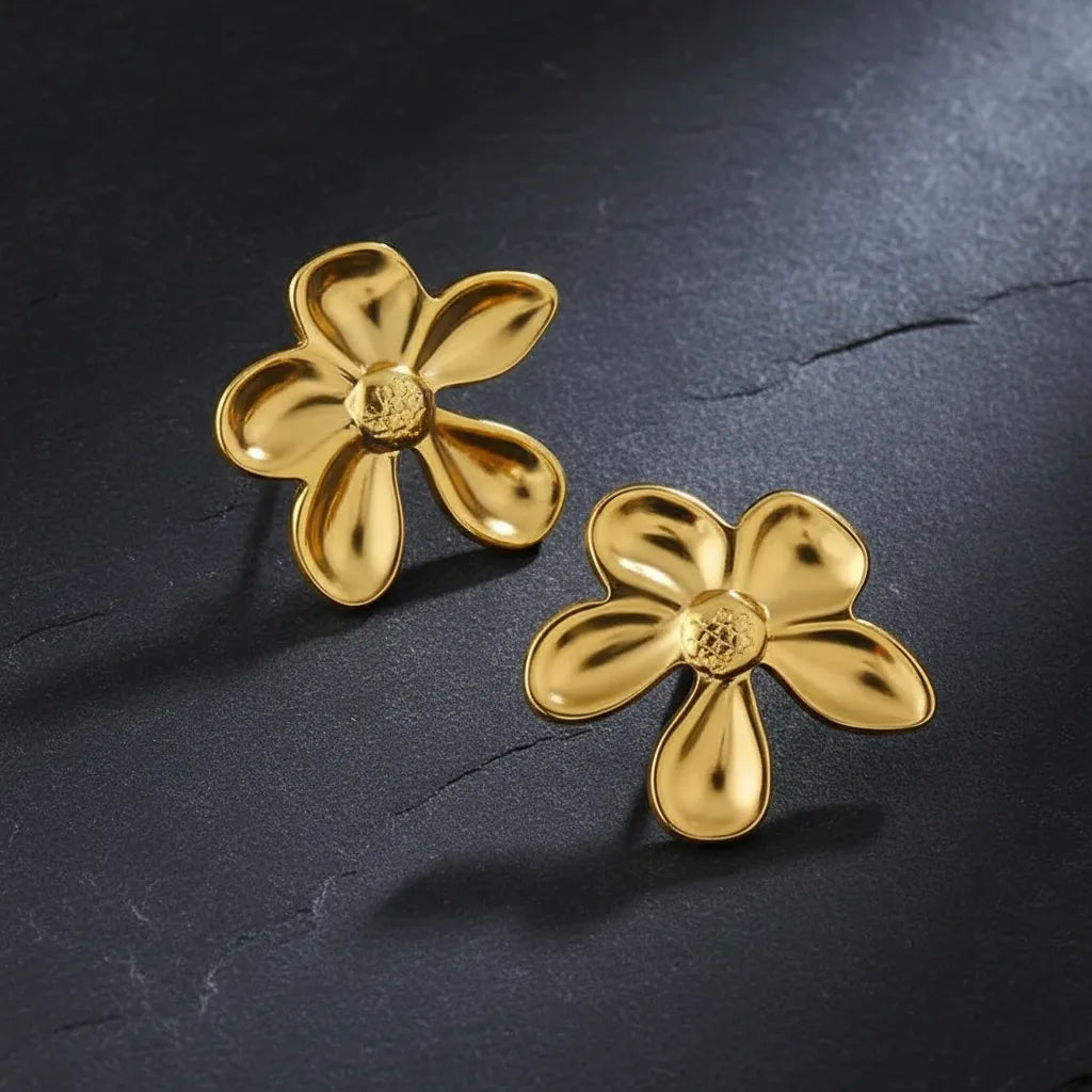Aretes dorados flor lisa minimalista A-0015