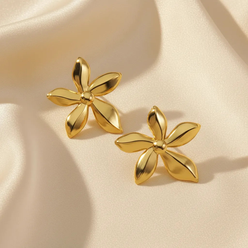 Aretes dorados flor pétalos alargados brillantes A-0012