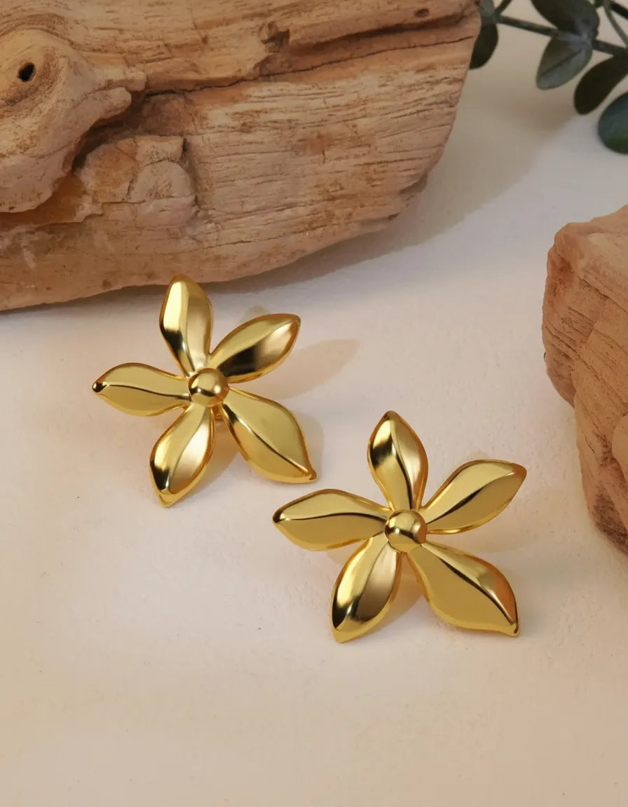 Aretes dorados flor pétalos alargados brillantes A-0012