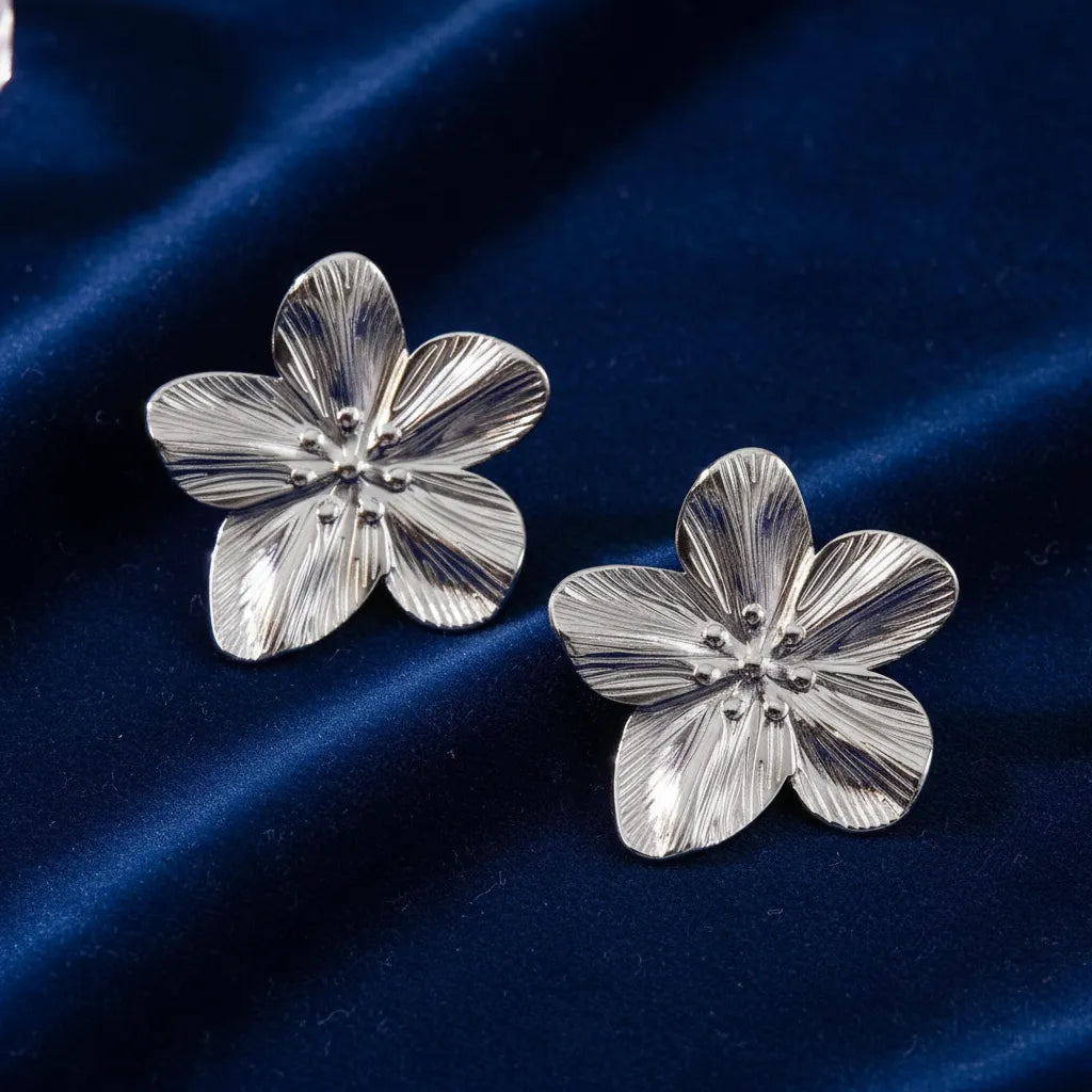 Aretes plateados flor grabada estilo elegante A-0009