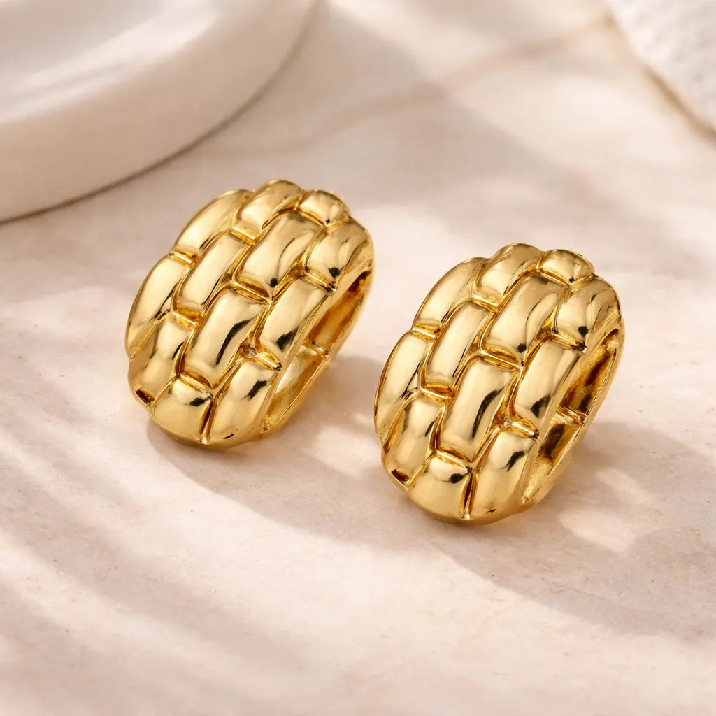 Aretes dorados tipo huggie textura trenzada A-0029