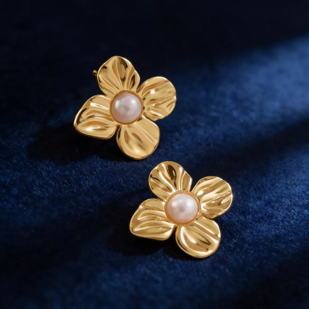 Aretes dorados flor texturizada con perla A-0022