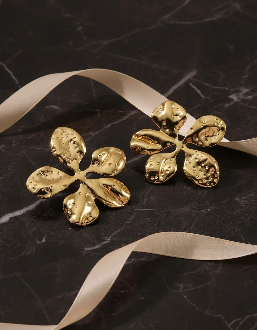 Aretes dorados flor texturizada estilo orgánico A-0011
