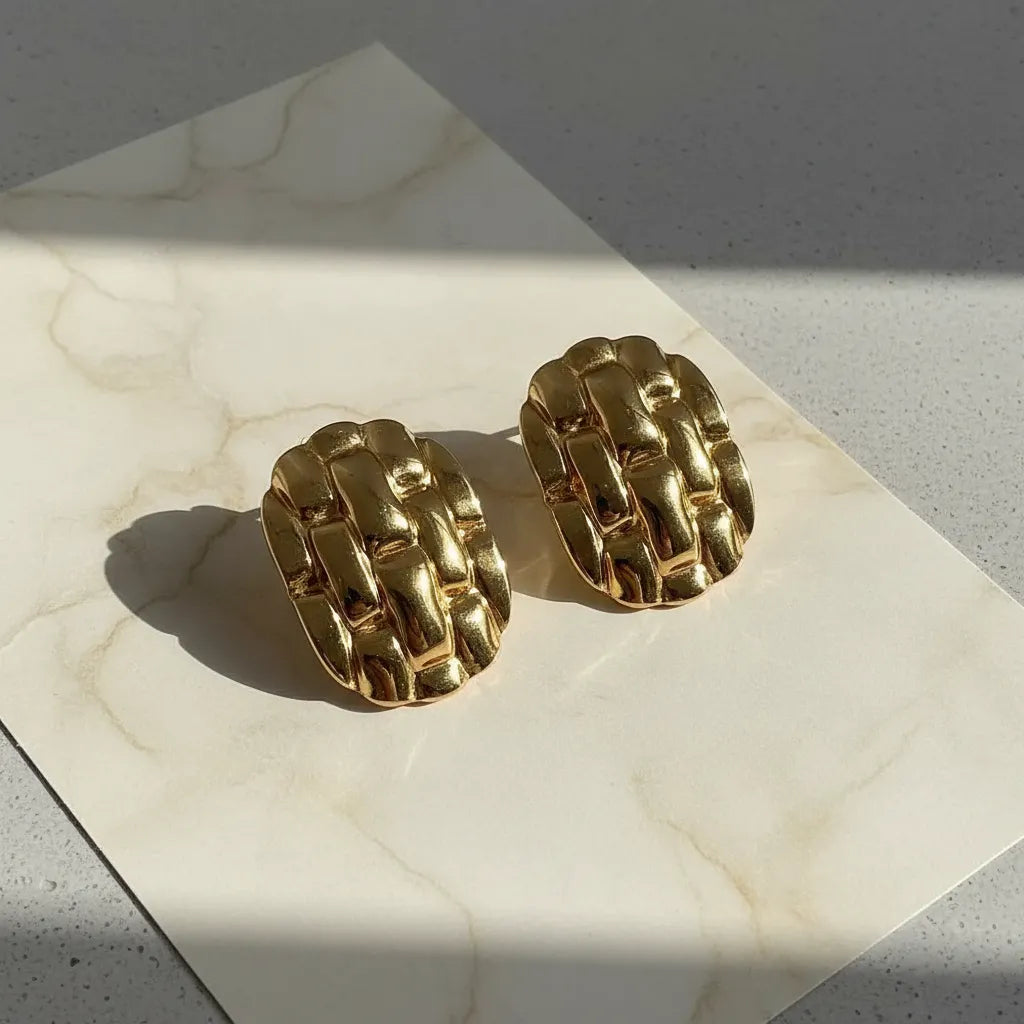 Aretes dorados tipo huggie textura trenzada A-0029