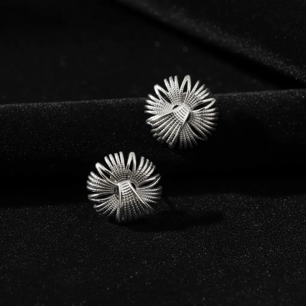 Aretes plateados flor radial texturizada A-0045
