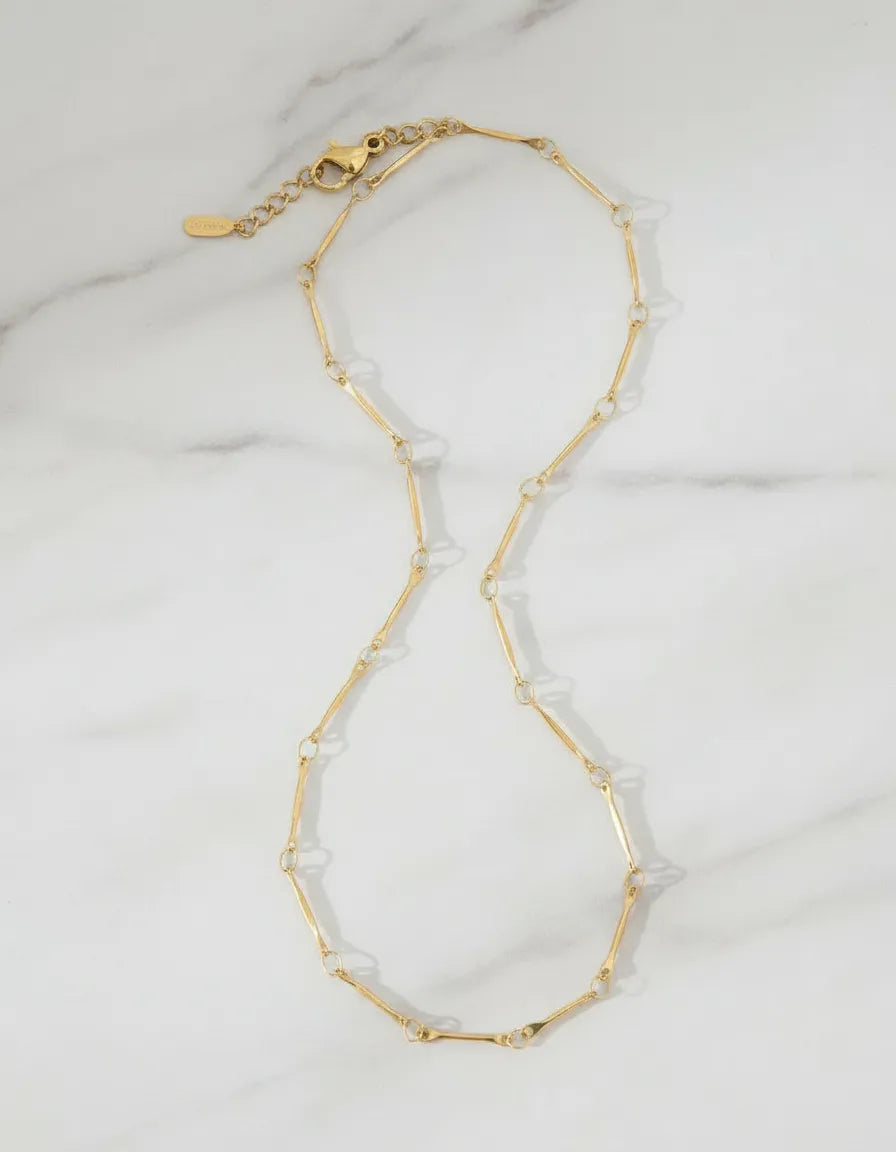 Cadena dorada con barras y detalles brillantes C-0032