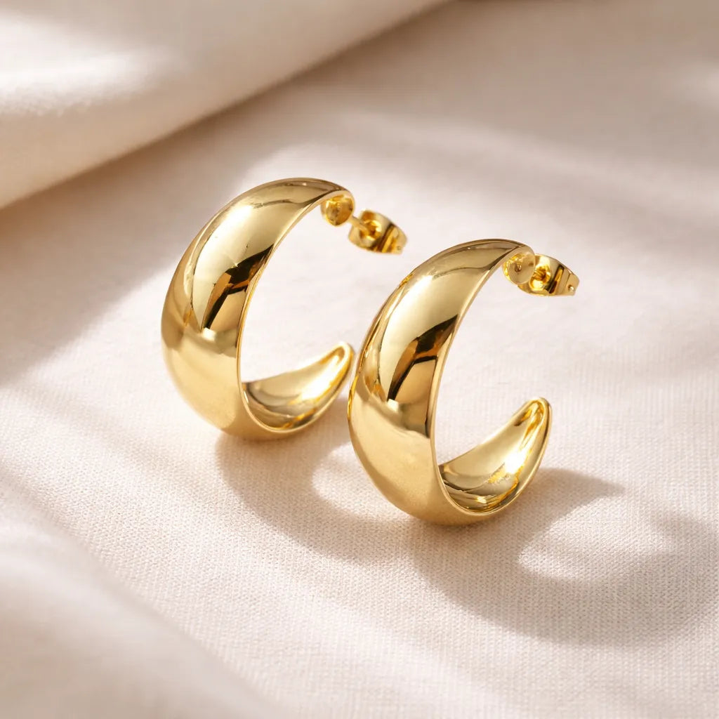 Aretes tipo huggie dorados de diseño curvo brillante A-0002