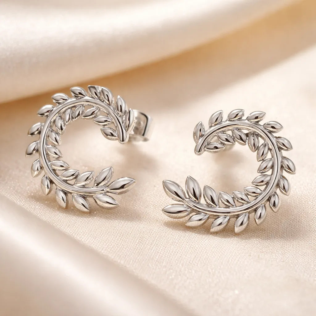Aretes plateados tipo huggie hojas entrelazadas A-0038