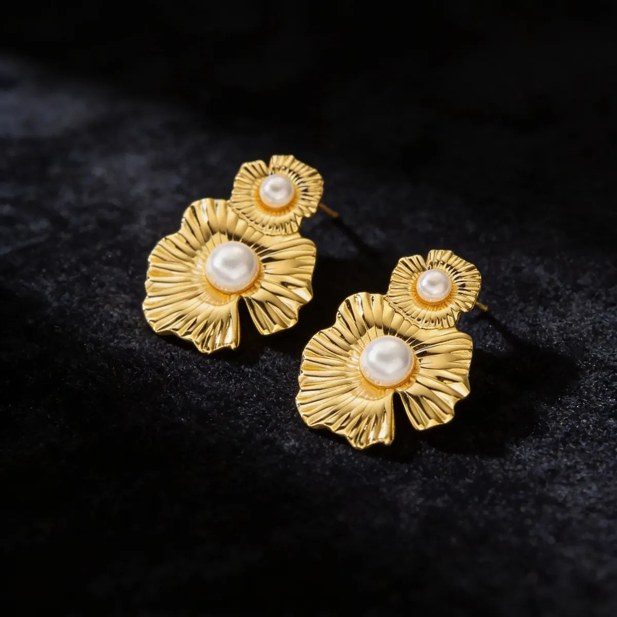 Aretes dorados flor doble con perlas A-0023
