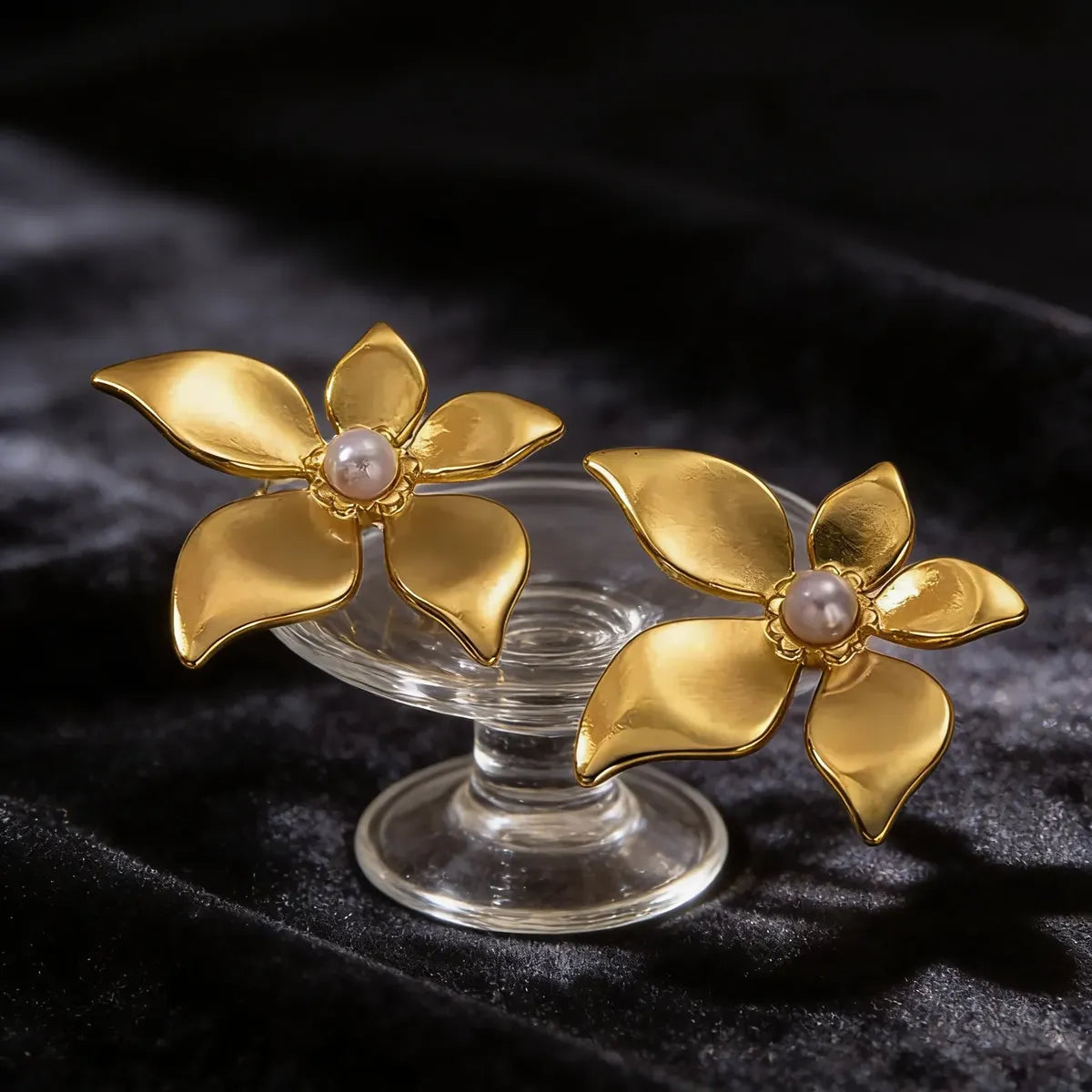 Aretes dorados flor con perla central A-0021