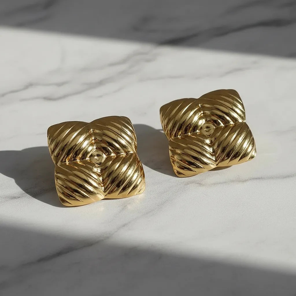 Aretes dorados geométricos acolchados A-0027