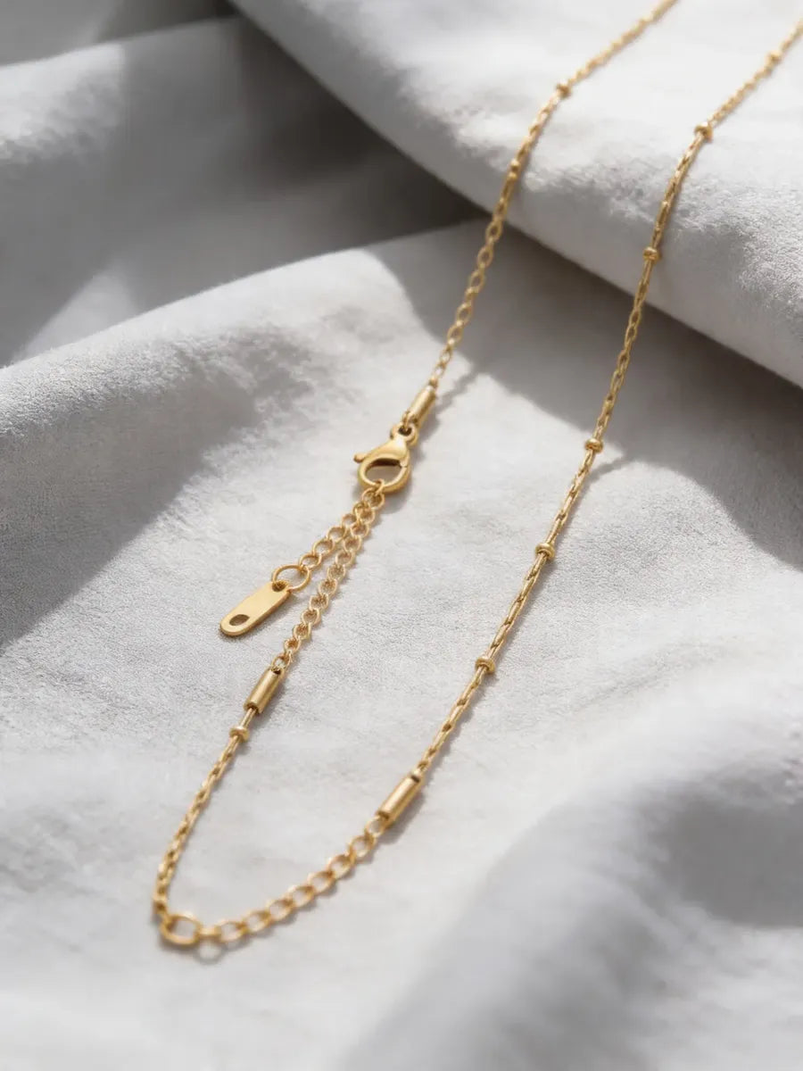 Collar dorado con detalles tipo station C-0010