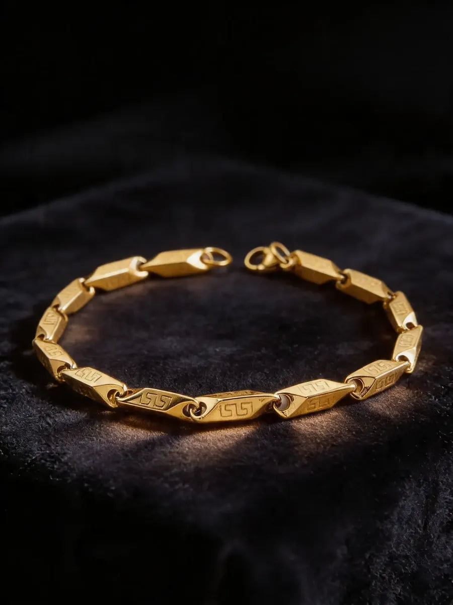 Pulsera de eslabón geométrico dorado con grabado P-0028