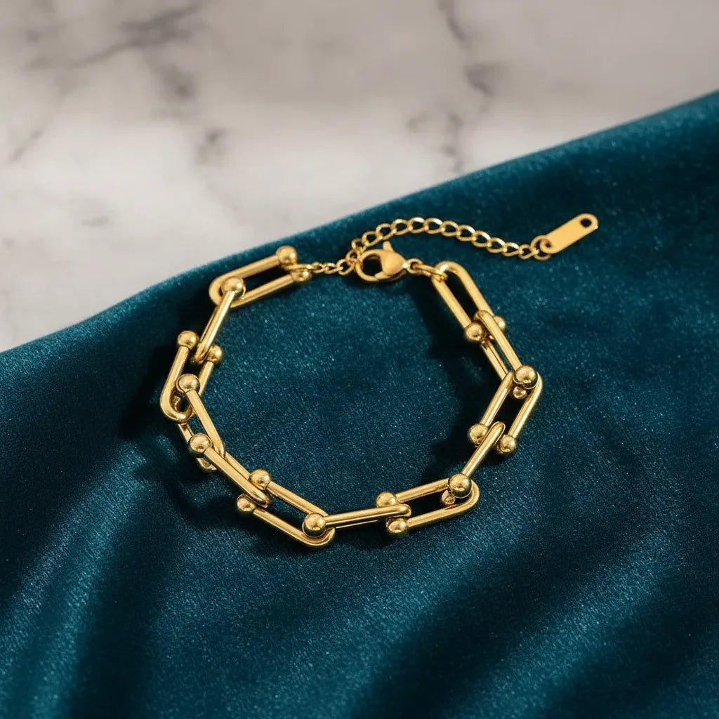 Pulsera dorada de eslabones geométricos con detalles esféricos P-0004