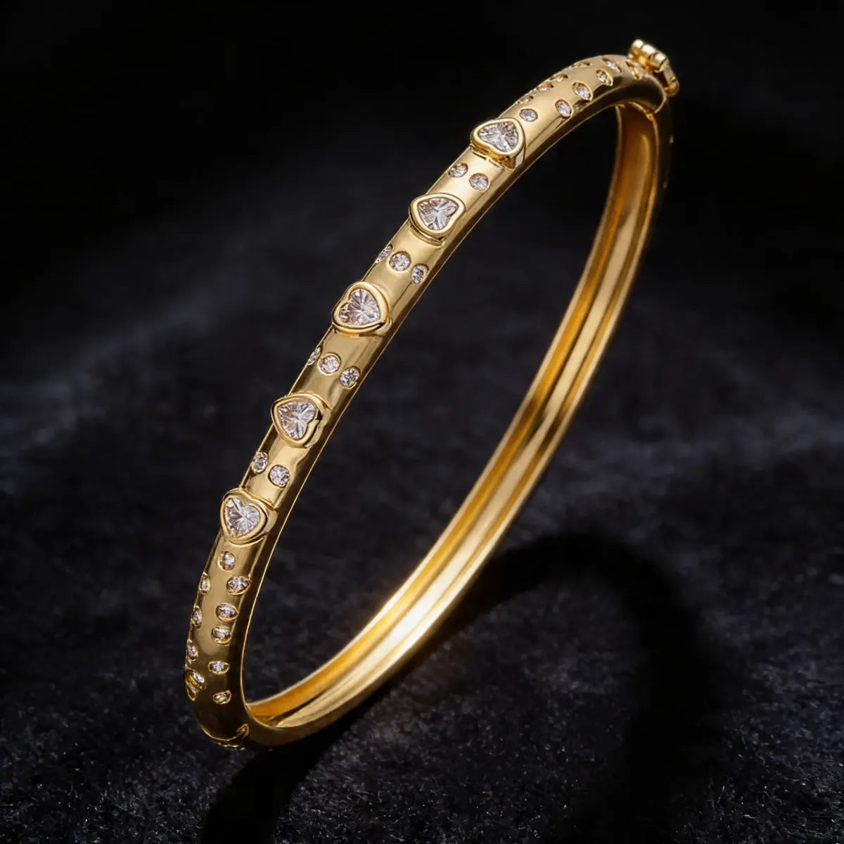 Pulsera tipo brazalete dorado con zirconias P-0038