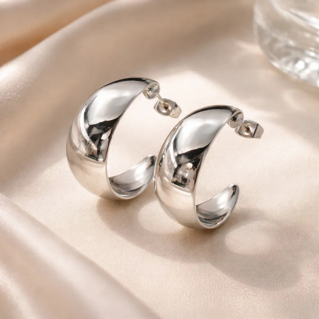 Aretes tipo huggie plateados de diseño curvo brillante A-0001