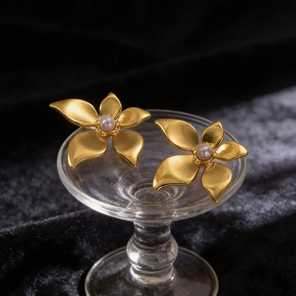 Aretes dorados flor con perla central A-0021
